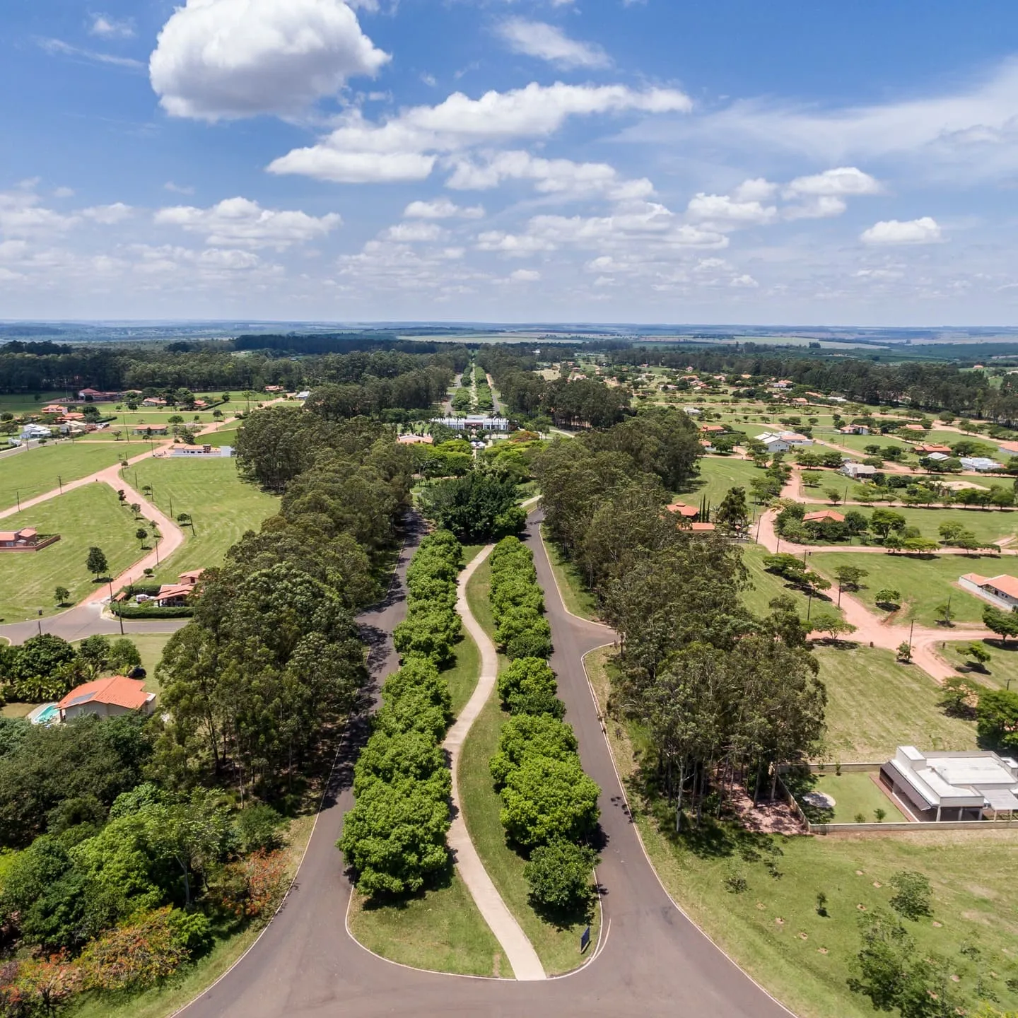 Trilha e natureza preservada no Santa Bárbara Resort — terrenos em Águas de Santa Bárbara com água mineral